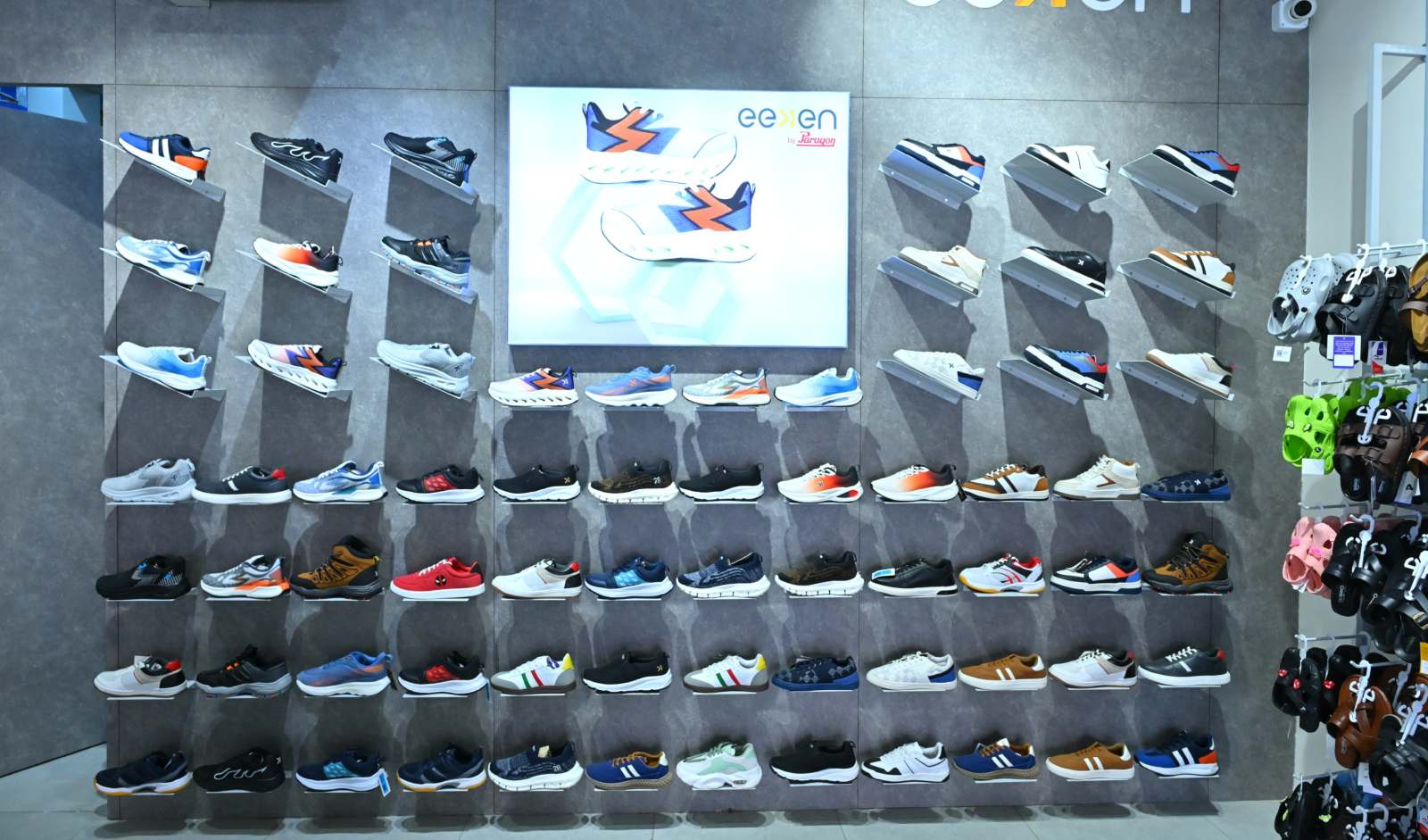 FranchiseTV News: Paragon Footwear Bets on New Store Format for Urban Growth