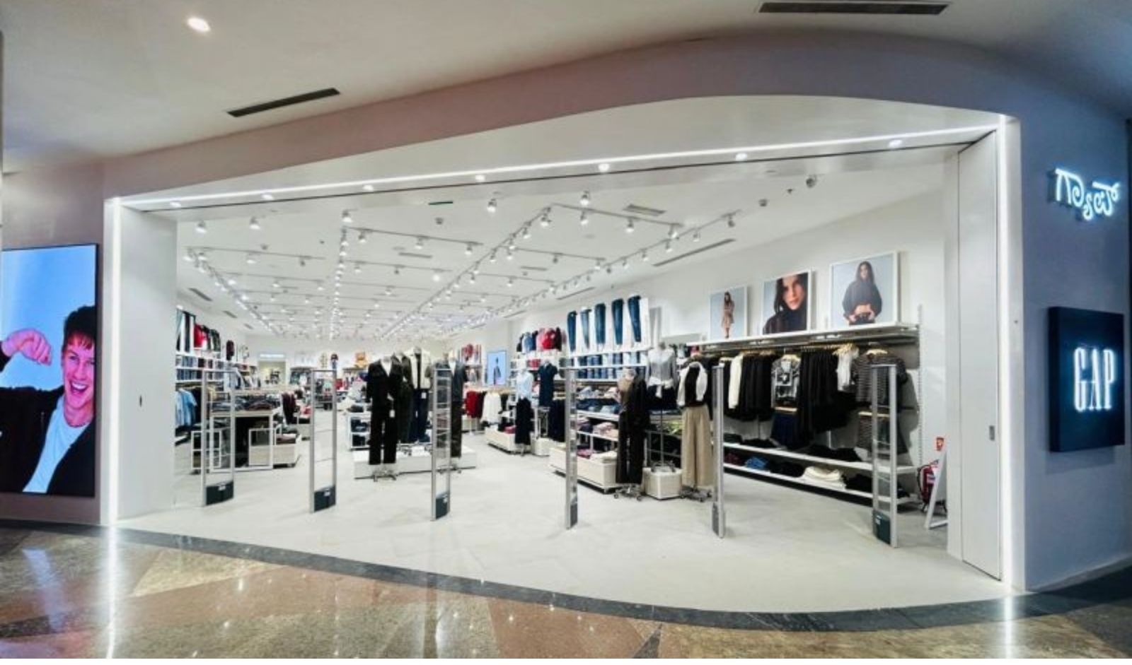  GAP Opens New Store at Phoenix Mall, Bengaluru